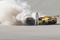 Marcell Fassler apaga el fuego de su Corvette N°4.