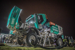 #500 Team De Rooy, IVECO: Герард де Рой, Моі Торраллардона, Дарек Родевальд, у бівуаці
