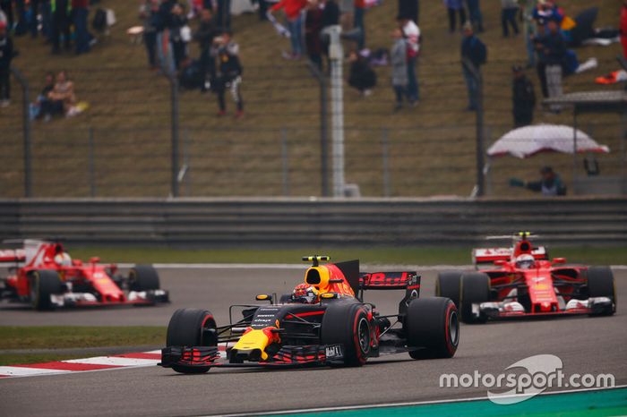 Max Verstappen, Red Bull Racing RB13, lidera a Kimi Raikkonen, Ferrari SF70H y Sebastian Vettel, Ferrari SF70H