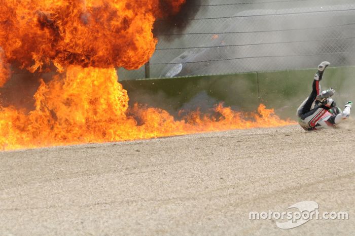 Por falar em acidente, Eugene Laverty, ex-piloto da MotoGP, se acidentou em prova do Mundial de Superbike, quase sendo atingido pela explosão da moto após a queda.