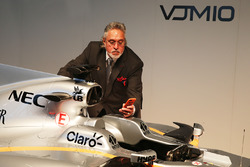 Dr. Vijay Mallya, propriétaire Sahara Force India F1 Team avec la Sahara Force India F1 VJM10