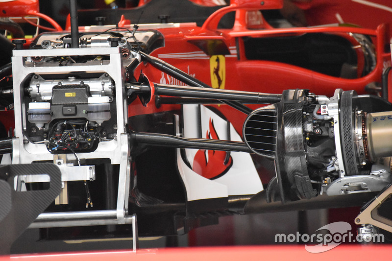 Detalle de la suspensión delantera y el chasis del Ferrari SF70H
