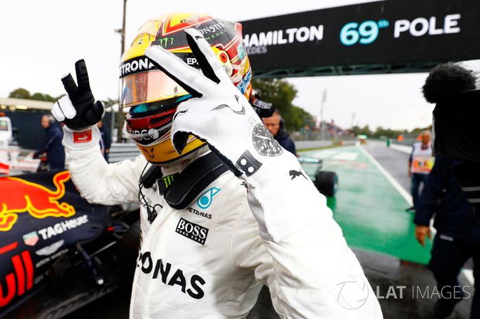 Hamilton supera la marca de poles de Schumacher