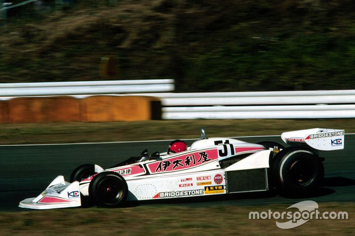 En la Fórmula 1, Noritake Takahara pilotó en Fuji, en 1977, un coche parcialmente rosa...