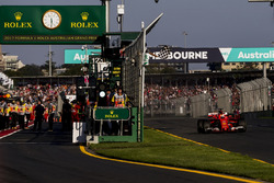 Sebastian Vettel, Ferrari SF70H, passe sous le drapeau à damier pour s'imposer