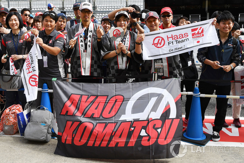 Haas F1 fans and banners