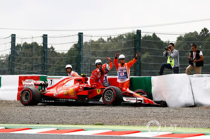 Kimi Raikkonen, Ferrari SF70H, sale del monoplaza tras su accidente