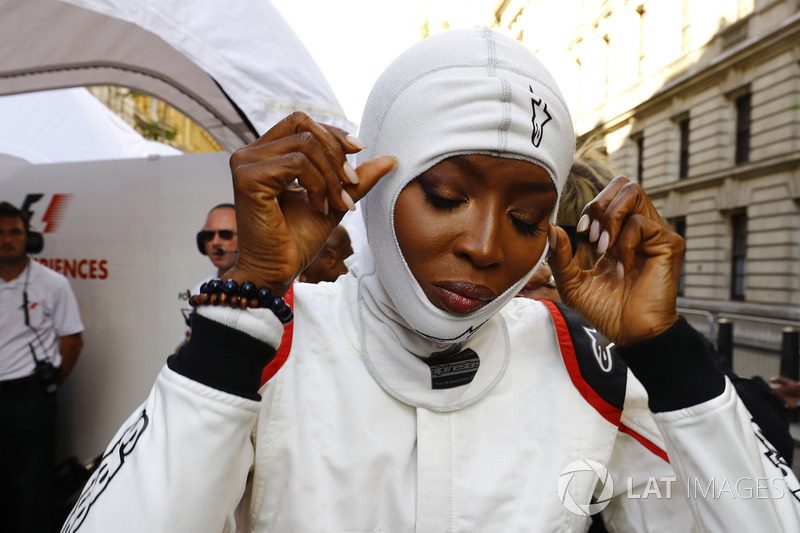 Naomi Campbell se prepara para subir al coche de 2 asientos con Jenson Button, McLaren