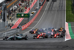 Лидирует Валттери Боттас, Mercedes AMG F1 W08