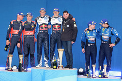 Podio: i vincitori Sébastien Ogier, Julien Ingrassia, Volkswagen Motorsport, secondi Hayden Paddon,