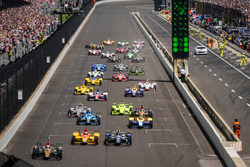 Start: James Hinchcliffe, Schmidt Peterson Motorsports Honda aan de leiding
