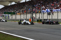 Jenson Button, McLaren MP4-31 y Felipe Massa, Williams FW38 pelean por la posición