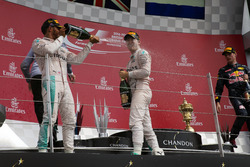 Льюіс Хемілтон і Ніко Росберг, Mercedes AMG F1, святкують на подіумі