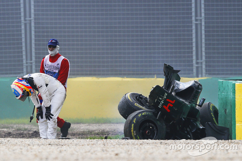 Fernando Alonso, McLaren MP4-31 sale de sua auto después del fuerte accidente