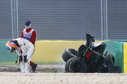 Fernando Alonso, McLaren MP4-31 esce dalla sua auto dopo un enorme incidente
