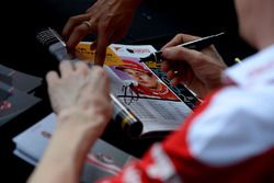 Kimi Raikkonen, Ferrari firma autógrafos para los fans