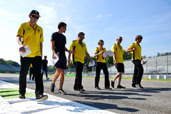 Jolyon Palmer, Renault Sport F1 ispeziona il circuito con il team