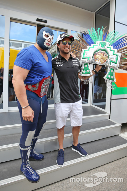Sergio Pérez, Sahara Force India F1 con Blue Demon Jr. Luchador
