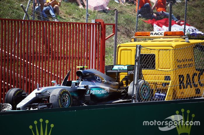 El Mercedes AMG F1 W07 híbrido de Nico Rosberg, de Mercedes AMG F1 es llevado a los pits en la parte trasera en una grúa