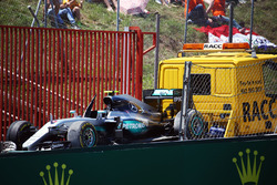 Машину Mercedes AMG F1 W07 Hybrid Нико Росберга, Mercedes AMG F1 возвращают на питлейн на эвакуаторе
