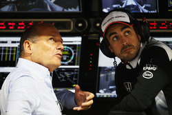 Presidente Ejecutivo de McLaren, Ron Dennis y Fernando Alonso, McLaren
