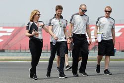 Romain Grosjean, Haas F1 Team camina el circuito con el equipo