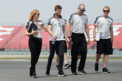 Romain Grosjean, Haas F1 Team wandelt op het circuit met het team