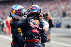 Daniel Ricciardo, Red Bull Racing y Lewis Hamilton, Mercedes AMG F1 Team