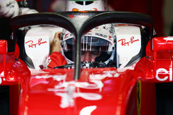 Sebastian Vettel, Ferrari, con la versione aggiornata dell'Halo installata sulla SF16-H