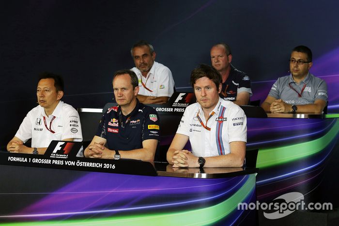 La Conferencia de prensa FIA: Beat Zehnder, director del equipo Sauber F1; Graham Watson, jefe de equipo Scuderia Toro Rosso; Luca Furbatto, Manor Racing jefe de diseño; Yusuke Hasegawa, director del programa de Honda F1; Paul Monaghan, Red Bull Racing Ingeniero; Rob Smedley, Williams Director de rendimiento del vehículo