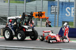 Sebastian Vettel, Ferrari SF16-H si ritira dalla gara per l'esplosione della gomma posteriore