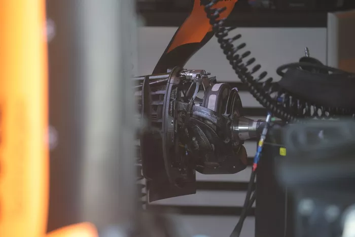 ماكلارين MCL40، التفاصيل الفنية
