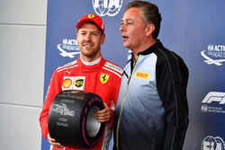 Гонщик Ferrari Себастьян Феттель и спортивный директор Pirelli Марио Изола