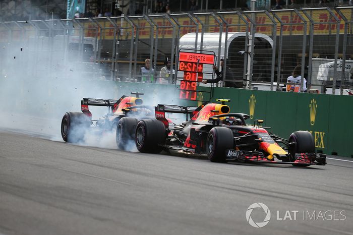 Choque de Max Verstappen, Red Bull Racing RB14 y Daniel Ricciardo, Red Bull Racing RB14