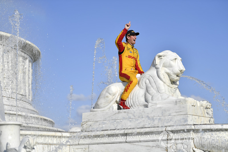 Ryan Hunter-Reay, Andretti Autosport Honda celebrates the win by getting in the Scott Fountain