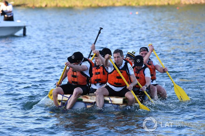 Mercedes AMG F1 en la carrera de balsas
