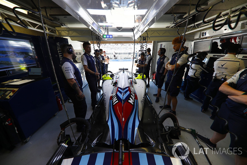 Mecánicos de Williams atienden el coche de Lance Stroll en el box del equipo.
