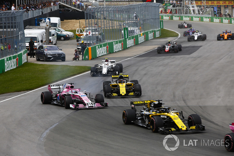 Sergio Perez, Force India VJM11, en lutte avec Carlos Sainz Jr., Renault Sport F1 Team R.S. 18