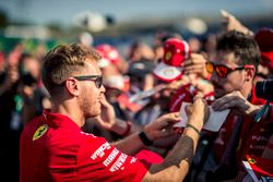 Sebastian Vettel, Ferrari, firma autografi ai tifosi