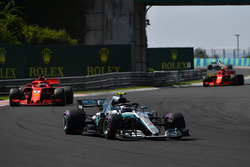 Valtteri Bottas, Mercedes-AMG F1 W09 devant Sebastian Vettel, Ferrari SF71H