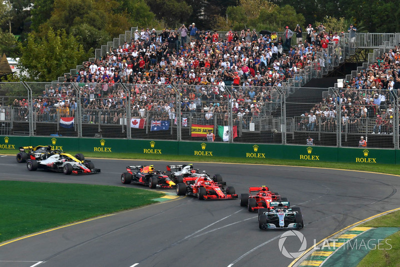 Lewis Hamilton, Mercedes-AMG F1 W09 leads at the start