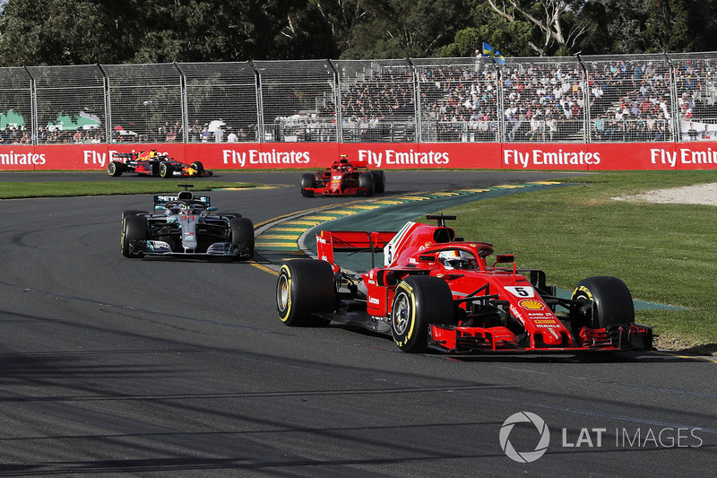 Sebastian Vettel, Ferrari SF71H lidera a Lewis Hamilton, Mercedes-AMG F1 W09