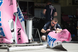 Механік Force India F1 поруч із деталлю VJM11