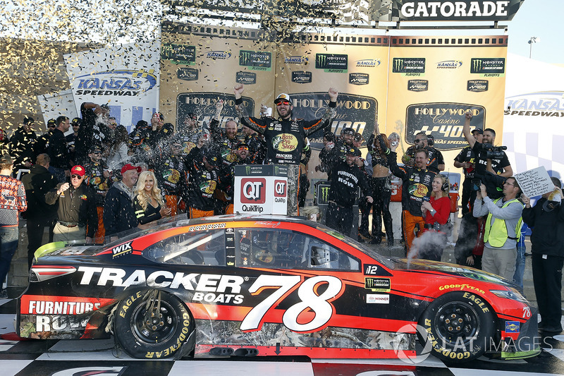 Na Cup, também no Kansas, Martin Truex Jr. venceu pela sétima vez em 2017, em prova que eliminou Kyle Larson, Matt Kenseth, Ricky Stenhouse Jr. e Jamie McMurray.