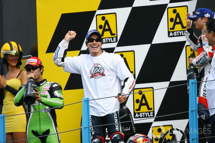 Podio: 1º Nicky Hayden, 2º Shinya Nakano, 3º Dani Pedrosa