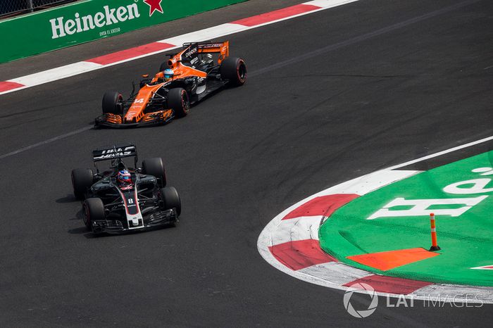 Romain Grosjean, Haas F1 Team VF-17 y Fernando Alonso, McLaren MCL32 battle