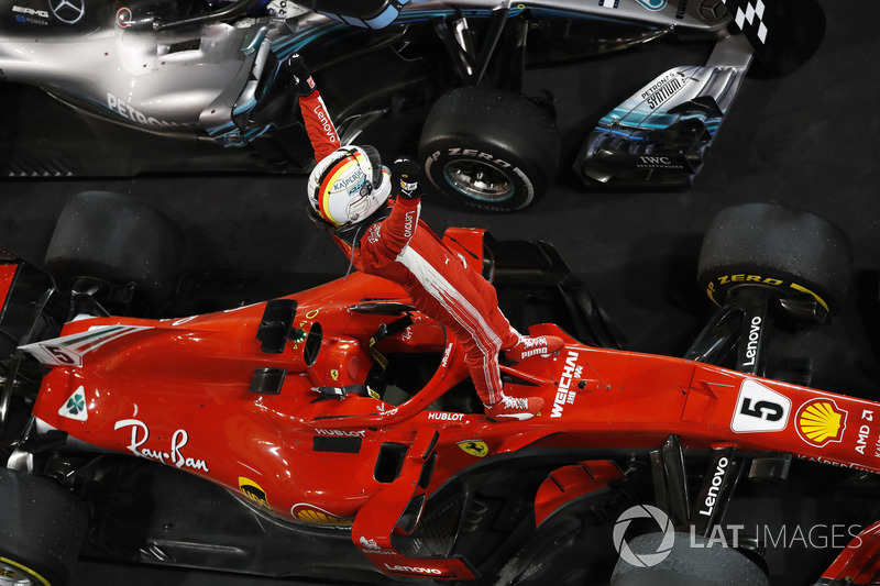 Sebastian Vettel, Ferrari, primer puesto, celebra la victoria al llegar al Parc Ferme