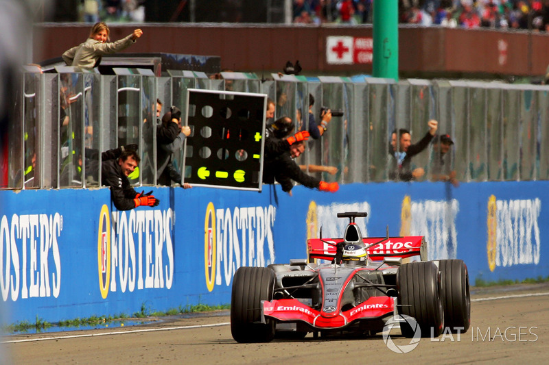 Pedro de la Rosa, McLaren Mercedes MP4-21 cruza la meta