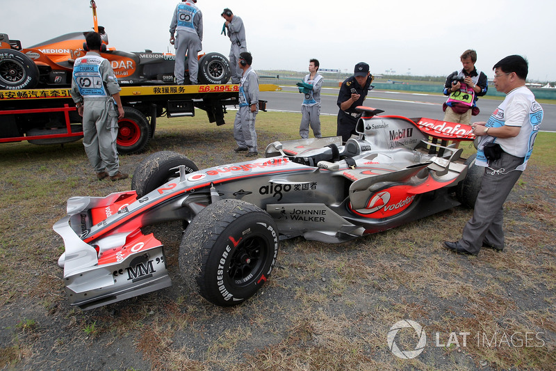 El coche de Lewis Hamilton, McLaren Mercedes MP4 / 22 después de retirarse de la carrera