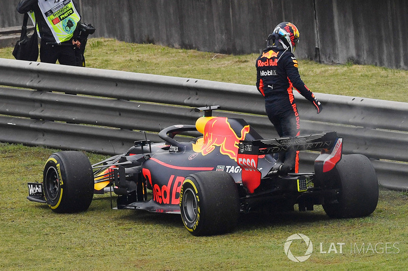 Daniel Ricciardo, Red Bull Racing RB14 stops on track